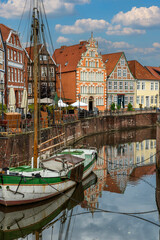 Fototapeta premium Häuser am Hansehafen in Stade