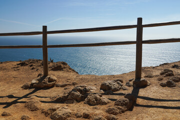 Obraz premium thin fence on a cliff near the ocean or sea. High quality photo