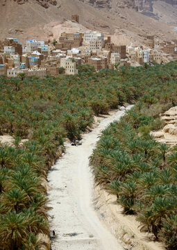 Wadi is an Arabic term traditionally referring to a valley&nbsp;; In some cases, it may refer to a dry riverbed flooded only during times of heavy rain or, simply, to an intermittent stream&nbsp;;