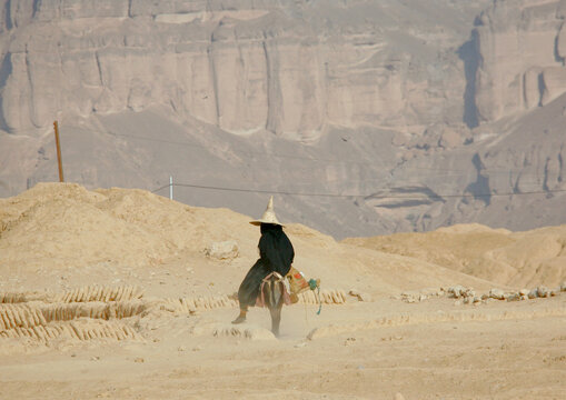 Hadramout woman with a full black dress, gloves and a high hat; The high hats are supposed to bring fresh air to the head; Yemen;