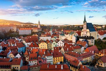 Obraz premium Aerial view of historical centre of Cesky Krumlov town on Vltava riverbank on autumn day overlooking medieval Castle, Czech Republic. View of old town of Cesky Krumlov, South Bohemia, Czech Republic.