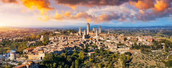Town of San Gimignano, Tuscany, Italy with its famous medieval towers. Aerial view of the medieval village of San Gimignano, a Unesco World Heritage Site. Italy, Tuscany, Val d'Elsa. - 627754889