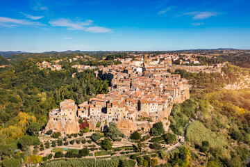 Fototapeta na wymiar Medieval Pitigliano town over tuff rocks in province of Grosseto, Tuscany, Italy. Pitigliano is a small medieval town in southern Tuscany, Italy.