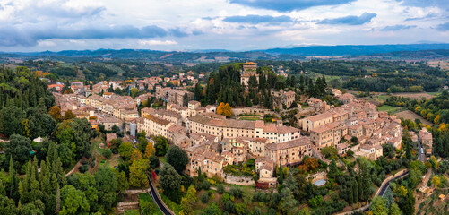 Fototapeta na wymiar Cetona, Travel in Tuscany, Italy. Magnificent view of the ancient hilltop village of Cetona, Siena, Italy.