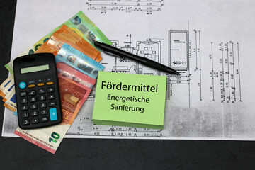 Euro Geldscheine, Taschenrechner, Bauplan und Notizblock mit dem Text Fördermittel energetische...