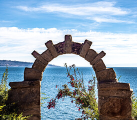Fototapeta premium Puerta de piedra en la Isla de Taquile en el Lago Titicaca, Puno, Peru
