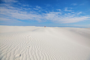 Fototapeta na wymiar Hike in White sand dunes