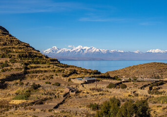 Costa y muelle en la Isla del Sol en La Paz, Bolivia