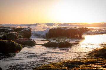 Obraz premium Sunset waves crashing on rocks in the pacific ocean La Jolla San Diego California coast
