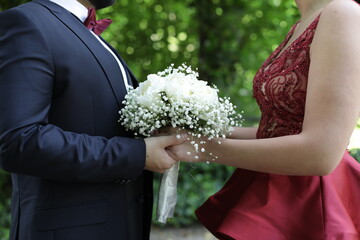 Braut und Bräutigam halten Händchen auf ihrer Hochzeit
