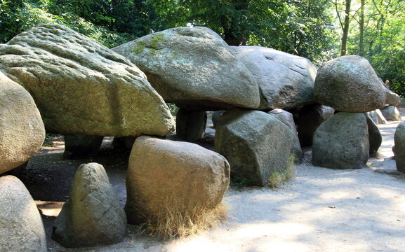 H&uuml;nengrab in Borger. Niederlande. Provinz Drenthe
22 Meter lang ist das gr&ouml;&szlig;te der &uuml;ber 50 uralten H&uuml;nengr&auml;ber in der Provinz Drenthe