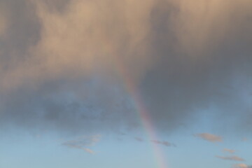 un arcobaleno fra le nuvole dopo un temporale