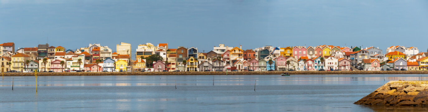 Vista panor^
amica das fachadas coloridas das casas &agrave;s riscas na praia da Costa Nova do Prado em Aveiro, Portugal.