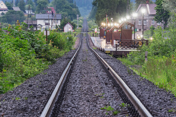 Obraz premium Railway track by the wooden platform at early morning.