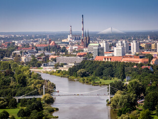 Most Zwierzyniecki we Wrocławiu, a w tle wrocławski "serowiec" i "manhattan" oraz most Rędziński rysujący się w oddali.