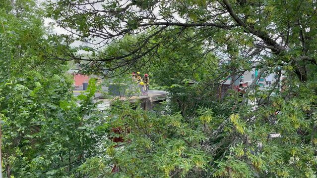 Pompiers en intervention sur le toit d'un immeuble