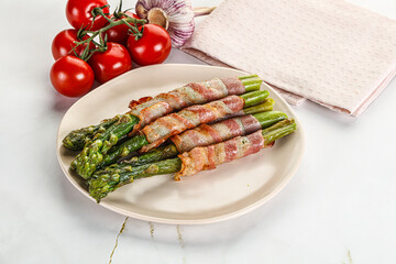 Grilled asparagus with bacon