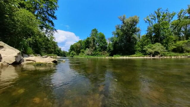 idylischer Fluss, B&auml;ume, blauer Himmel, 4k