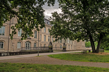Das Leineschloss in Hannover von der Rückseite im Vordergrund befinden sich teile von Bäumen in ihrem sommerlichem grün