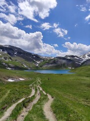lac dans la montagne