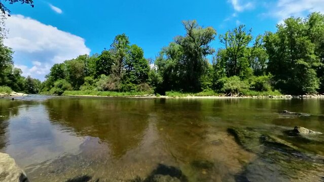 idylischer Fluss, B&auml;ume, blauer Himmel, 4k