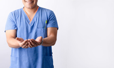 Dentista con uniforme médico en fondo blanco