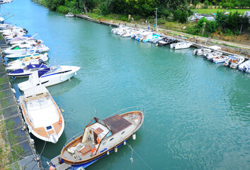 Obraz premium Barche lungo il fiume riprese dall'altro