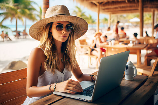 Nómada digital de negocios trabajando en la playa junto al mar durante la puesta de sol frente a palmeras. Freelance, trabajo remoto con portátil en vacaciones trading. Empleo del futuro online.