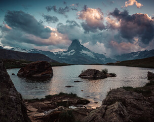 Matterhorn nach einem Gewitter von einem Bergsee aus gesehen. 