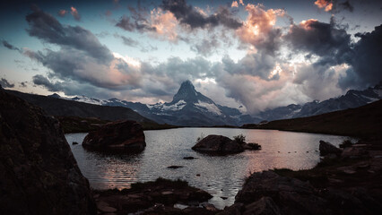 Matterhorn nach einem Gewitter von einem Bergsee aus gesehen. 