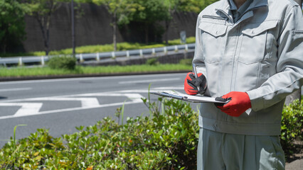 道路に立つ作業服の男性｜建設業イメージ