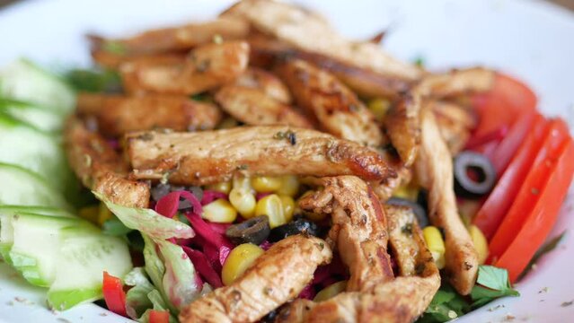 vegetable salad with grilled chicken 