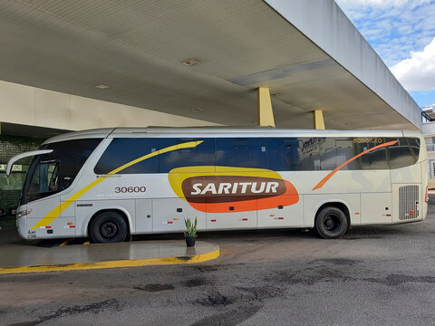 Saritur bus at stopping point at day