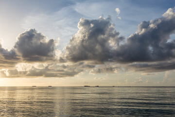 Obraz premium background of smooth waves at the sea with cloudscape