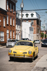 Une ancienne voiture jaune dans une rue de la ville de Québec