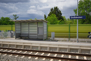S-Bahn, S Bahnhof Großdeuben, Bahnsteig und Gleis, Markkleeberg bei Leipzig, Sachsen, Deutschland