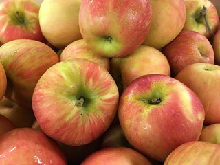 Fototapeta na wymiar Juicy fresh healthy red apples