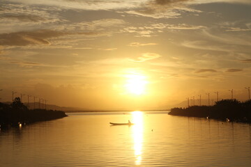 Fototapeta na wymiar Beautiful golden sunset on the lake