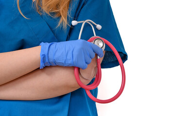Pani doktor w niebieskim medycznym uniformie, trzyma w dłoni stetoskop medyczny - obrazy, fototapety, plakaty