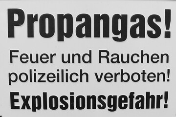 Schild mit der Aufschrift - Propangas - Feuer und Rauchen von der Polizei verboten - Explosionsgefahr
