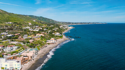 Fototapeta premium Coastal view showcasing beautiful beaches and luxurious homes along the shoreline in Malibu, California during a sunny day