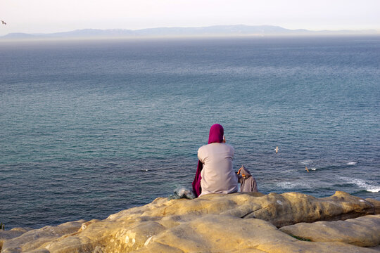 Contemplation des rivages espagnols vus depuis Tanger