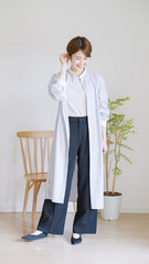 女性春服のファッションコーディネート全身（縦向き）.