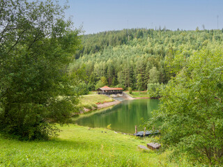 Nagoldtalsperre in Seewald-Erzgrube. Blick auf den Mitteldamm und Holzbrücke im hinteren Teil des Sees von Wald umgeben und Grüne Wiesen 