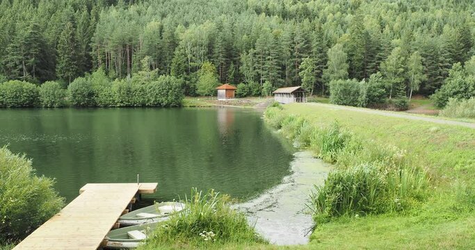 Panoramablick auf die Nagoldtalsperre. Gemeinde Seewald. Langgestreckter und malerischer Stausee zwischen Vor- und Hauptdamm umgeben von einem Waldgebiet des Schwarzwaldes
