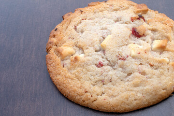 White Delight: Raspberry cookie with white chocolate
