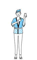 スマホのキャッシュレス・オンライン決済を勧める夏祭りの法被を着た女性