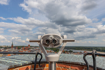 Teleskop widokowy skierowany na panoramę miasta z czasów średniowiecza. koncepcja wakacji i spędzania wolnego czasu na podróżach do ciekawych miejsc. - obrazy, fototapety, plakaty