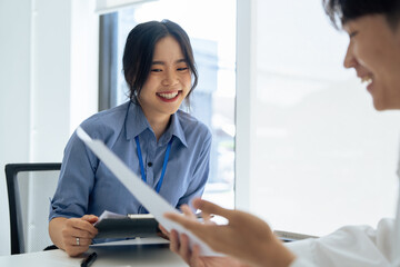 Obraz premium employee discuss business income report together in the office