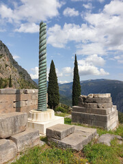 Colonne serpentine du site archéologique de Delphes en Grèce (Europe)